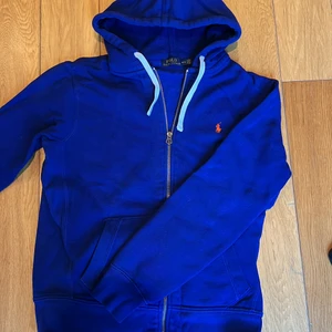 Ralph Lauren kofta - Blå hoodie från Ralph Lauren i storlek M. Endast använd fåtal gånger så den är i nyskick. Herrmodell 
