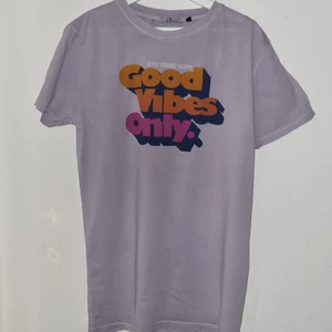 Lila t-shirt storlek L - Fin pastell lila t-shirt med ett tryck på framsidan. Den är i mycket bra skick. Säljer pågrund av att den inte används.