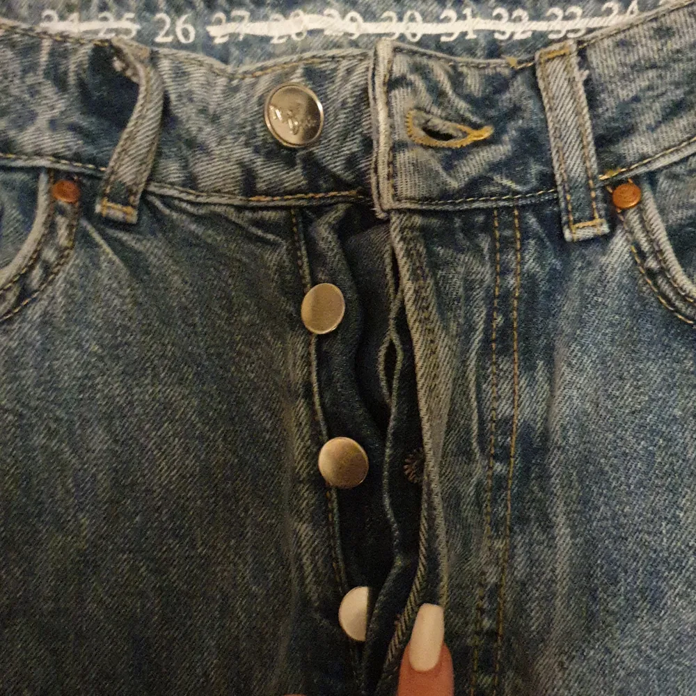 Säljer mina jeans från bikbok då dom har blivit för stora för mig. Använt x antal gånger för ca 2 månader sen, nu ligger dom bara och skräpar.💓. Jeans & Byxor.