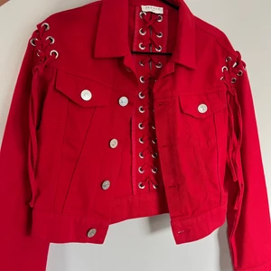 Sandro Paris jacka  - Säljer denna Sandro paris jackan som är näst intill ny. Säljes pga att den ej används . Köptes för någonstans mellan 3000-4000kr 