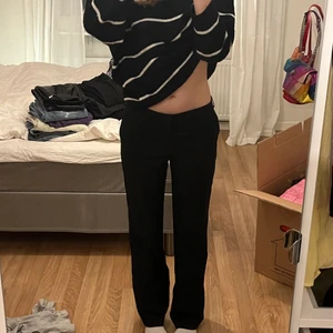 Lågmidjade kostymbyxor - Superfina svarta, lågmidjade kostymbyxor i storlek 36❤️jag är 170cm och ni ser hur längden är på mig! De är i bra skick