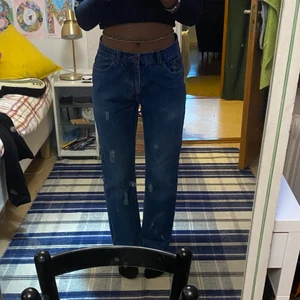 Mörkblå jeans  - Mörkblå jeans i nyskick Jag är 167 och på mig går de ner t fötterna midjemått: 37 Ytterbenslängd: 99cm 