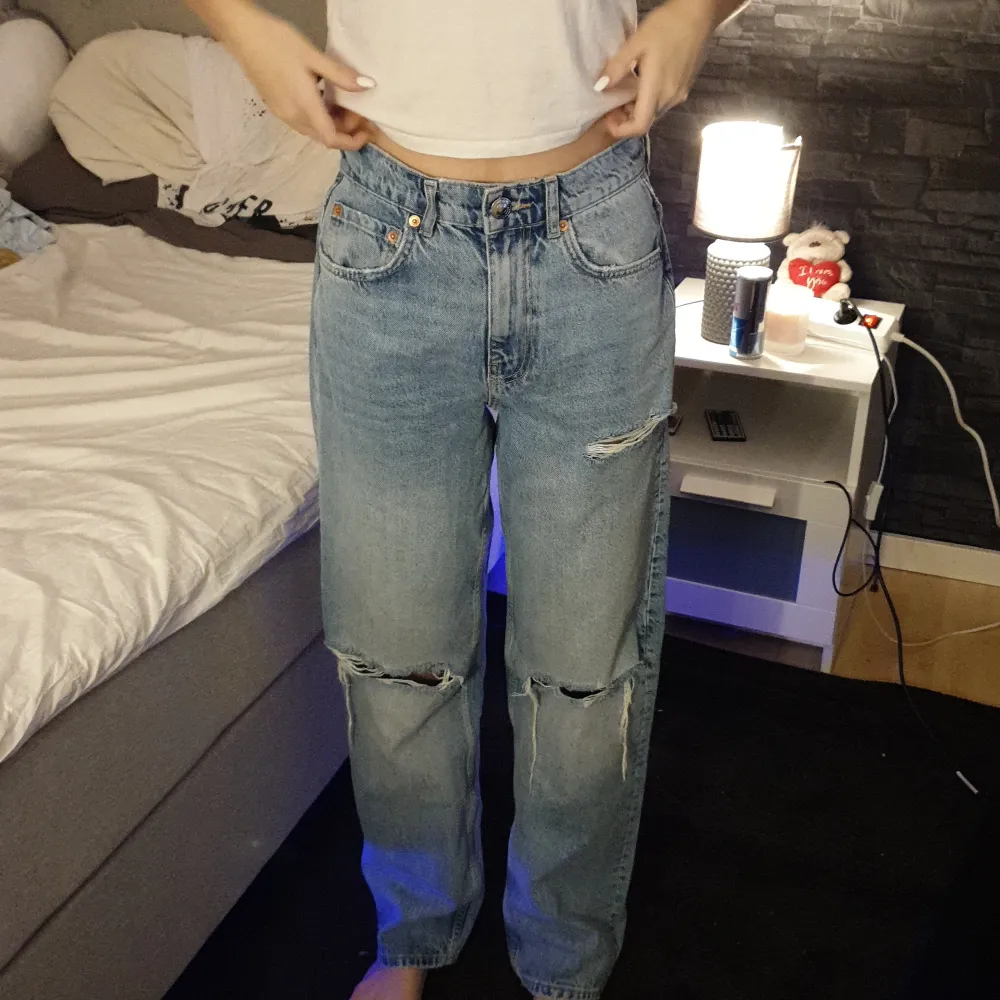 Säljer ett par håliga jeans då de blivit för stora. Använt ca 2 gånger så är i väldigt bra skick! Två hål på knänen. . Jeans & Byxor.