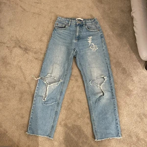 Zara jeans strl 152-154 - Jeansen är väldigt stora i strl och mycket sköna till sommaren . Har används 1 gång 🤎 