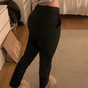 H&m - Snygga svarta kostymbyxor ifrån H&m! Är lite tajtare med sitter väldigt tajt på mig då dom är försmå! Säljer då jag har flerfast i min storlek!