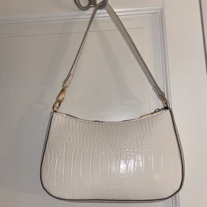 Supersöt vit axelremsväska  - Säljer en gullig vit axelremsväska, mycket bra skick, säljer för 65 + frakt!! 🤍🤎🙌
