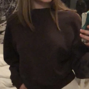 Brun tröja från Gina  - Jätte snygg tröja som jag köpte från Gina Tricot! Säljer då den är lite för liten för mig💓