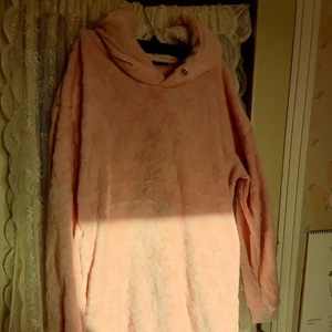 Myströja - Använd kanske 1 gång så som ny, supermjukt material och supergullig färg. Påminner lite om dem jättestora myshoodiesarna som man ser överallt 🥰