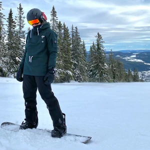 Skidjacka från Dope - Jag säljer min mörkgröna anorak från Dope (som inte längre säljs på någon hemsida), då den har blivit för liten för mig. Jag köpte den 2019 och har haft den ett par veckor per säsong, så den är i nyskick. Ni ser färgen på jackan på bild 1. Den har flera fickor på magen och armarna, samt dragkedjor på sidorna för att lufta. Jag är nu 173cm och skulle säga att den passar någon som är mellan 155-165cm. Eventuell frakt betalas av köparen. 