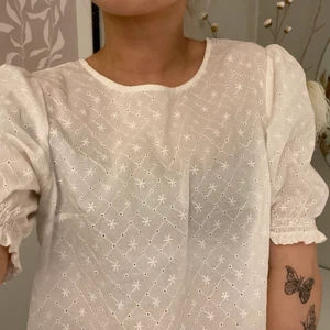 Topp - Storlek 36, använd fåtal gånger. Jag är 164, xs/s, 34/36☺️ Du står för frakt!💕