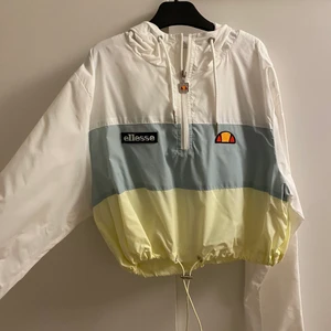 Ellesse hoodie - Ellesse hoodie i vindjacka material, FRAKTEN INRÄKNAT I PRISET✨