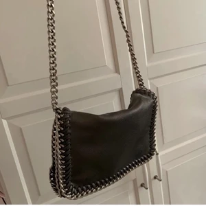 Tiamo Priscilla väska - Jätte fin väska älskar men använder den inte så ofta och tänkte att någon annan kunde få ha nytta av den om några frågor är det bara att skriva till mig❤️