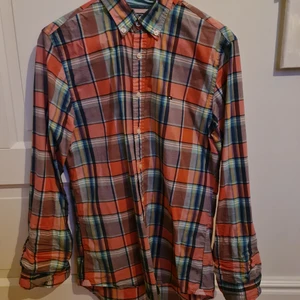 Tommy hilfiger skjorta storlek s. - Tommy hilfiger skjorta storlek s. Fint skick. Regular fit. Pris 100kr + frakt. 