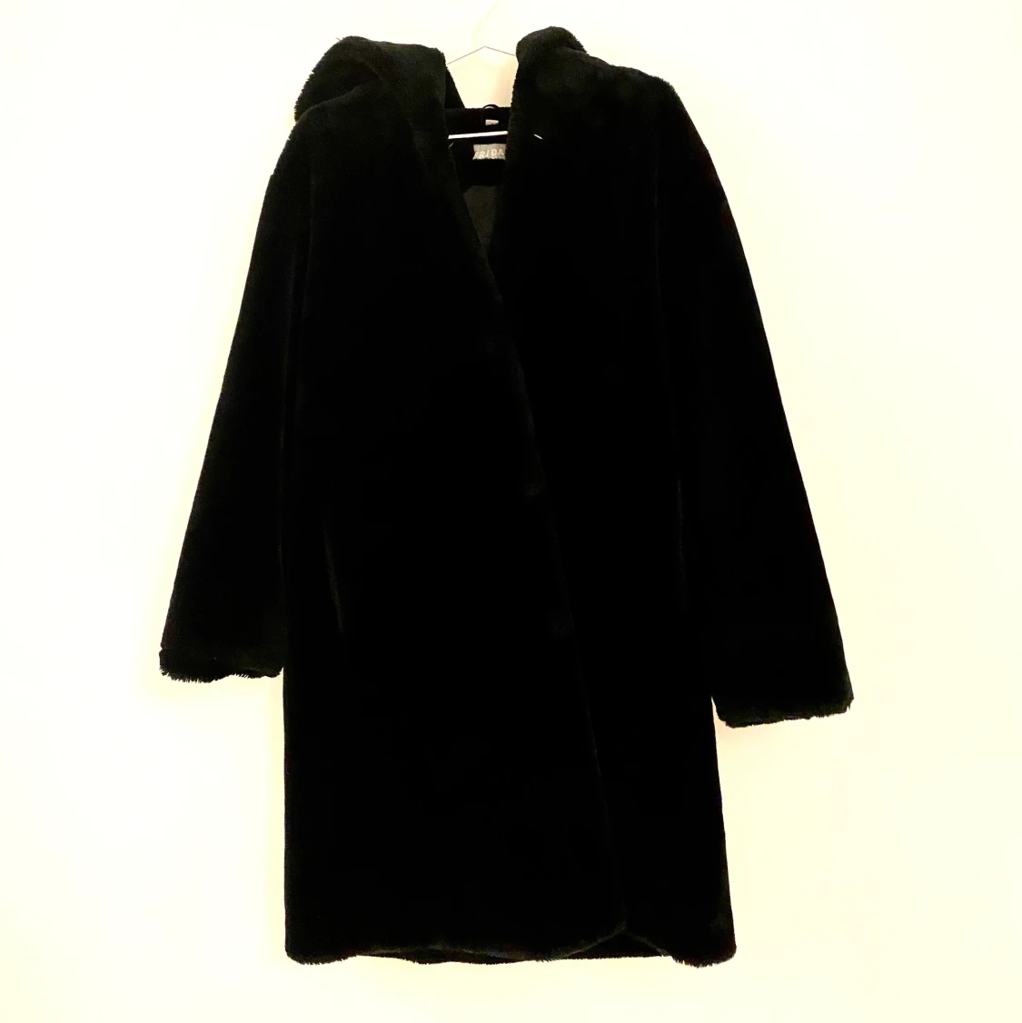 Lurvig pälsjacka med luva