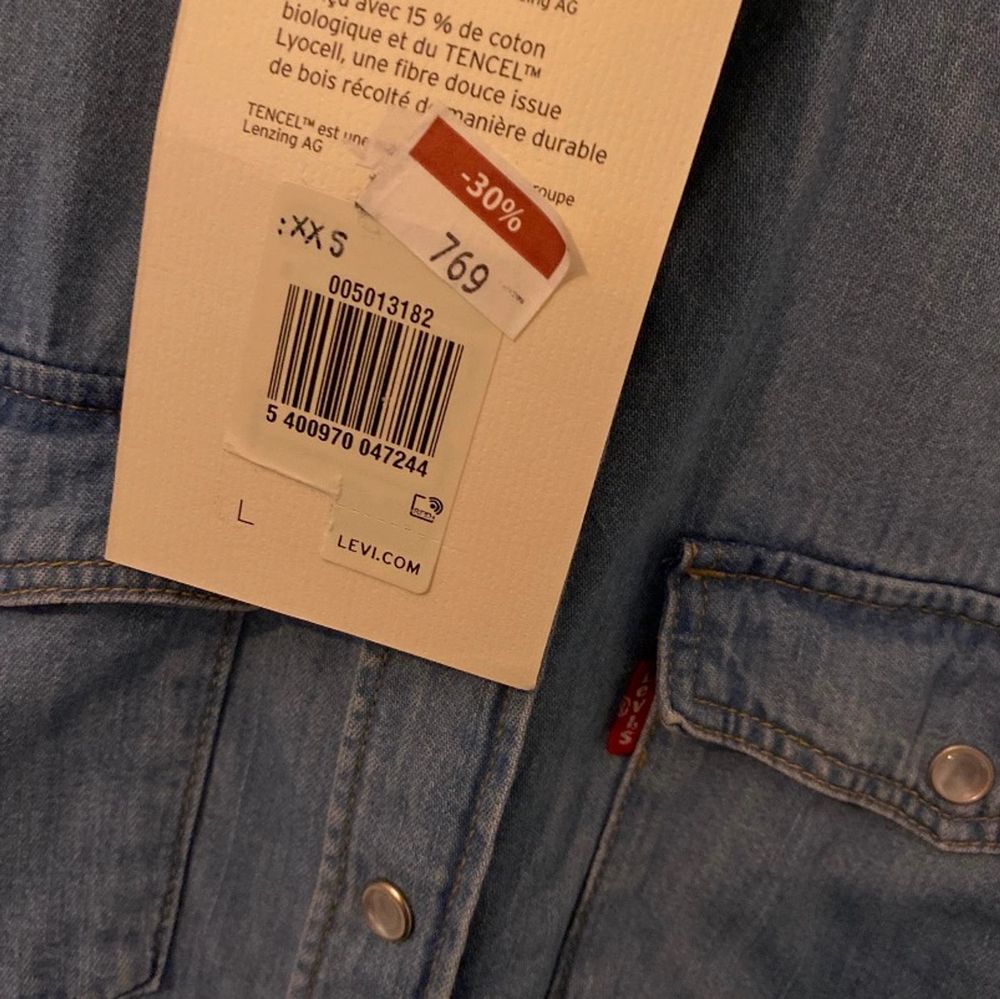 Helt ny märkes- jeansskjorta från Levi’s. Har bara hängt i garderoben och inte kommit till användning, lapparna sitter till och med kvar! Så den är ny!  Storlek xxs men passar som xs/s också!  Inköpt för 769kr på rea! Säljer såklart lite billigare då jag inte kan lämna tillbaka den, men ett riktigt fynd för dig som vill ha nytt till begagnat pris!  #levi’s #levi’soriginal. Tröjor & Koftor.