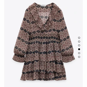 Zara klänning - Dööööö snygg klänning från zara som jag verkligen älskar men är lite för liten för mig:/ fick den nu i jul och har endast andvänt 1 gång. Nypris 400 säljer för 270 då den är helt ny med lappen kvar, men kan diskuteras🖤🖤🖤