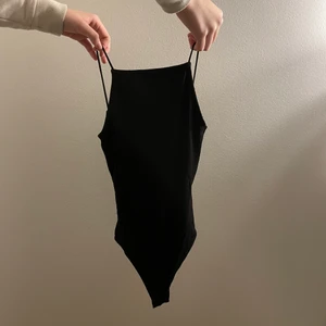 Svart body - Jag säljer en skit snygg svart body med djup rygg som aldrig är använd! Den är i storlek XS men fungerar även för S samt XXS. Bodyn har en string trosa. Jag har aldrig använt den samt aldrig testat den🖤 ❤️                        ❌jag råka tycka på bud, dej säljer för 119 om det inte är fler som är intresserade❌
