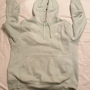 Nikehoodie, M - Lite smutsig här och där men den är köpt för 649kr och jag skulle vilja sälja den för 450kr eftersom jag inte använder den längre 