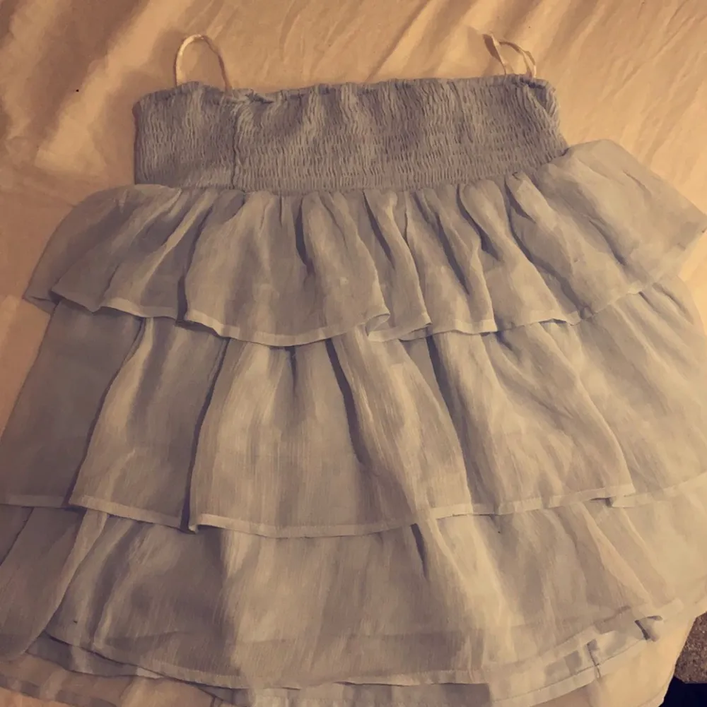 En vit och ljus blå kjol säljer en för 50 och båda för 75 skit fina att ha på sommaren eller över strumpbyxor 😍. Kjolar.