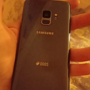 Samsung galaxy s9  - Är i bra skick skärmen är lite spräckt annars inga problem,