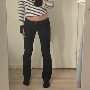 Svarta lågmidjade jeans - Lågmidjade raka jeans som jag köpte förra året på second hand, men kommer från vero moda. Insydda i midjan från storlek 38 till 36. Säljer för att jag har tröttnat på dom.