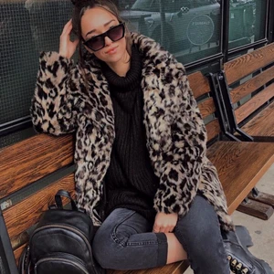 Leopard pälsjacka 🧸 - Leopard pälsjacka från NA-KD x Linn Ahlborg. Slutsåld. Har inte kommit till så mycket användning, jättefint skick. Storlek M men passar även S. Den har knappar så att man även kan stänga jackan. Kan fraktas 🤎📦