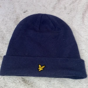 Lyle & scott mössa - Oanvänd Lyle & scott mössa bra skick, marinblå mössa 