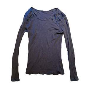 Säljer denna sjukt fina långärmade tröjan i storlek s/m, med vackra spetsdetaljer längst upp på axlarna. Hör gärna av dig vid intresse! <3