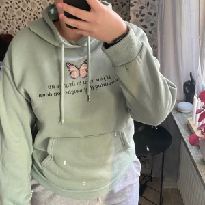 Hoddie - Hoddie med tryck ”if you want to fly gice up everything that weighs you down” Köpt på shein