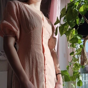 Rutig klänning - Superfin klänning i vit och orange, köpt på Zalando förra året. Har sytt om puffärmarnas gummiband eftersom att de var för stora för mina armar innan! Rekommenderas till någon med mindre bröst/axlar.