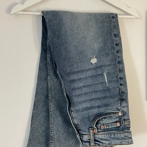 Hm jeans  - Jeans från hm i storlek 34! Säljer dessa pga av att det inte är min stil längre. Jag är 163 och dom passar mig i längden. Dom är super bekväma och väldigt fina!