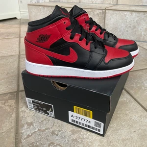 Air Jordan 1 Mid Banned 2020 (GS) - Säljer mina helt nya oanvända jordans som tyvärr inte kommer till användning. Dom är köpta på restocks och är i storlek 39 :)  Kan både leverera eller mötas upp!!
