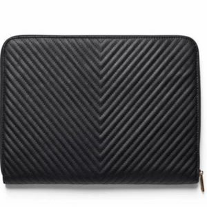 Datorfodral - Detta datorfodralet köpte jag på Åhléns för 350kr. Har använt det i ca 1 månad, men pågrund av att jag gärna vill stötta ett speciellt uf företag så skulle jag vilja sälja detta. Absolut 0 defekter och har funkat svinbra till min MacBook 15 skärm. Det finns även en ficka på insidan. Den verkar vara slut på hemsidan just nu, därav satsa❤️‍🔥❤️‍🔥skriv för frågor och detaljbilder😙