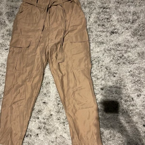 HM beige byxor med skärp - Beige byxor med Ankle length