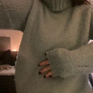 Stickad tröja med krage - En jätte mysig och skön stickad tröja med polo, jätte fin grön färg. Storleken är xs men passar jätte bra på mig som är S. Köparen står för frakten!