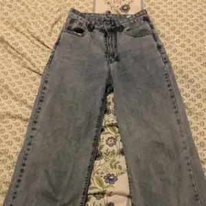Jättefina högmidjande jeans som inte används längre💕 har inte används på jättelänge runt 6månader🤩