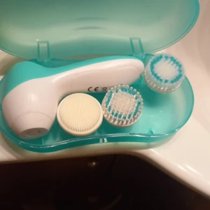 Ansiktsrengörare - Ansiktsrengörare, helt ny.köpt på Åhléns. Kvitto finns. Ansiktstvål ingår helt oanvänd