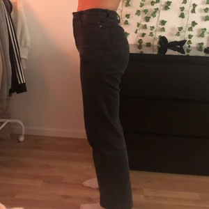 Lindex svarta straight fit xs  - Ett par svarta jeans som går att justera i midjan 