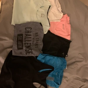 Tränings T-shirts och linnen - Ett paket med tränings T-shirts och linnen i använt med bra skick. 2 linnen, 1 avklippt och 5 T-shirts. Nike, underarmour, Bagheera bla. Övergripande i storlek S