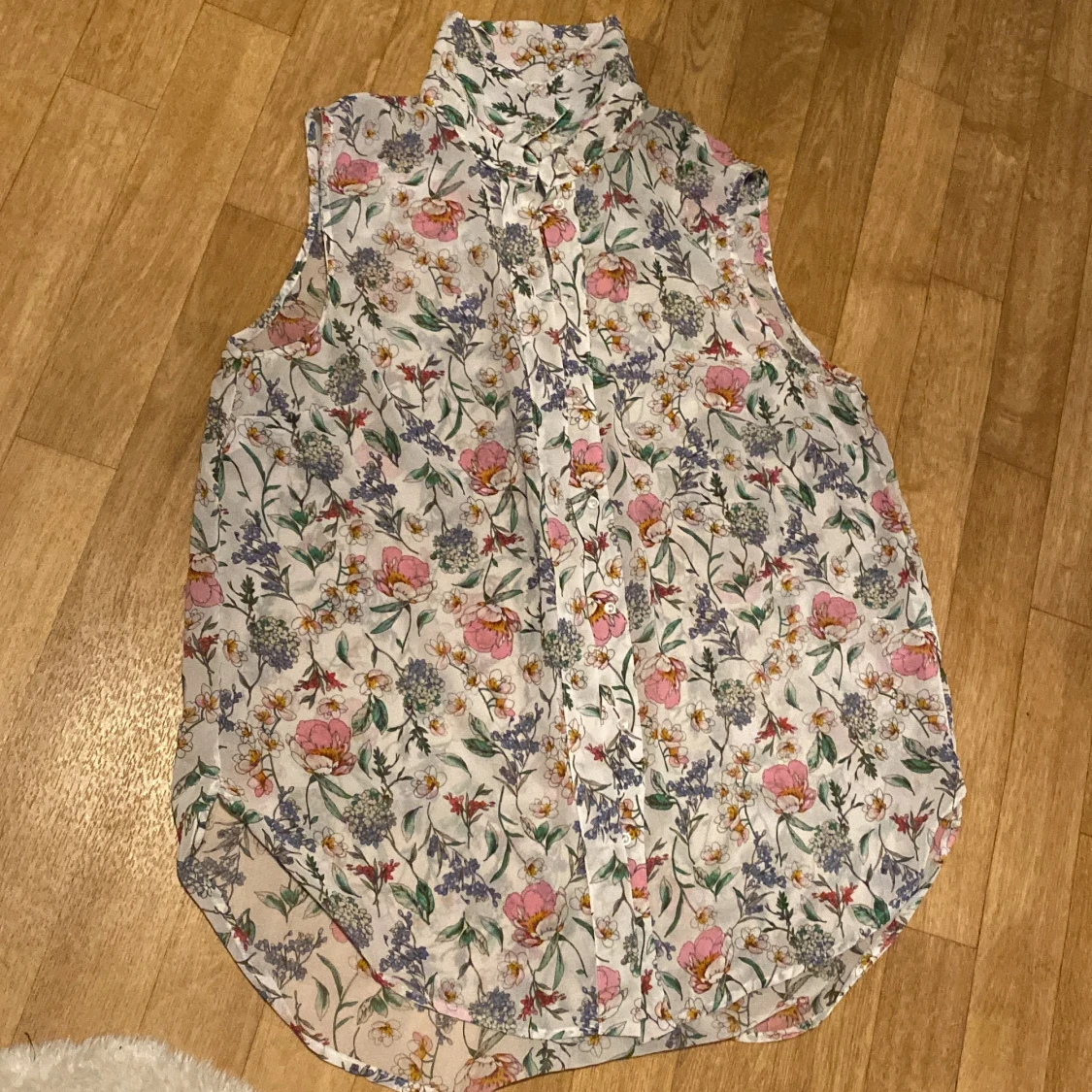 Blommig ”skjorta” - 91