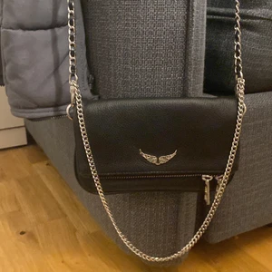 Zadig väska  - Tänkte kolla om det är någon som är intresserad av att köpa min fina Zadig väska som jag har köpt här på plick för 1200 + frakt. Den är i väldigt fint skick. Och jag säljer den pga att jag vill ha en ny större väska. Kontakta vid intresse och om du vill ha fler bilder👌