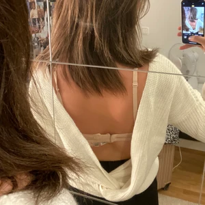 Vit stickad tröja med urringning på ryggen - Mysig stickad tröja med djup urringning vid ryggen. Köpt på nelly. Man kan även vända på tröjan om det skulle önskas, så öppningen är framtill. Aldrig använd! Säljer pågrund av att jag inte är bekväm med sån låg rygg i dagsläget. Skriv gärna om ni är intresserade eller har frågor/ vill se mera bilder på plaget, ex hur det sitter på osv❤️