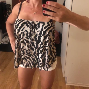 Snygg topp från H&M stl xs - Tuff topp från H&M stl xs. Aldrig använd. Passar både till fest och vardag.