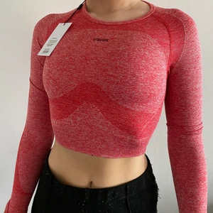 GYMSHARK strl S - Oanvänd tröja från gymshark i storlek S, tyvärr lite för liten för mig. Annars jättesnygg och bekväm med stretch. 