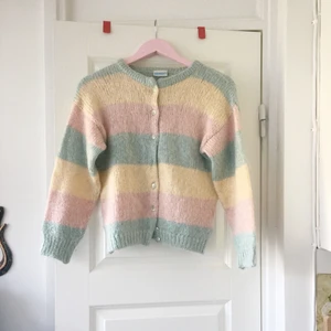 Färgglad ylletröja storlek XS-S - En färgglad ylletröja storlek XS-S, kanske M. Tröjan är handgjord och kommer från Italien. Färgerna på tröjan är ljusare och mer pastell aktiga i verkligheten, då de gröna ränderna är mer turkosa. Tröjan är i väldigt bra skick och knappt använd, men den är lite noppig och det finns trådar som sticker ut på tröjan. Dock tror jag att det finns något sätt för att få bort dessa saker. Frakt ingår ej