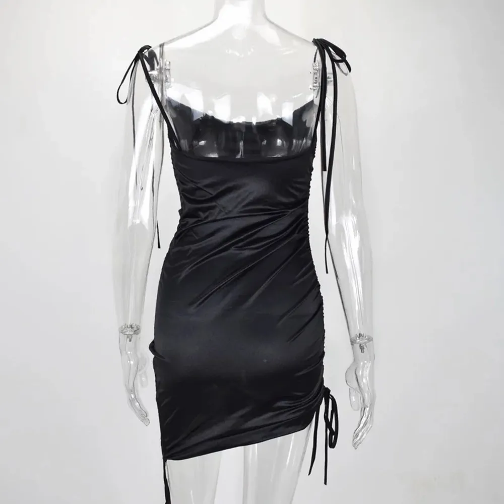 Black ruched satin dress. The length is adjustable as you want, very new condition . Klänningar.