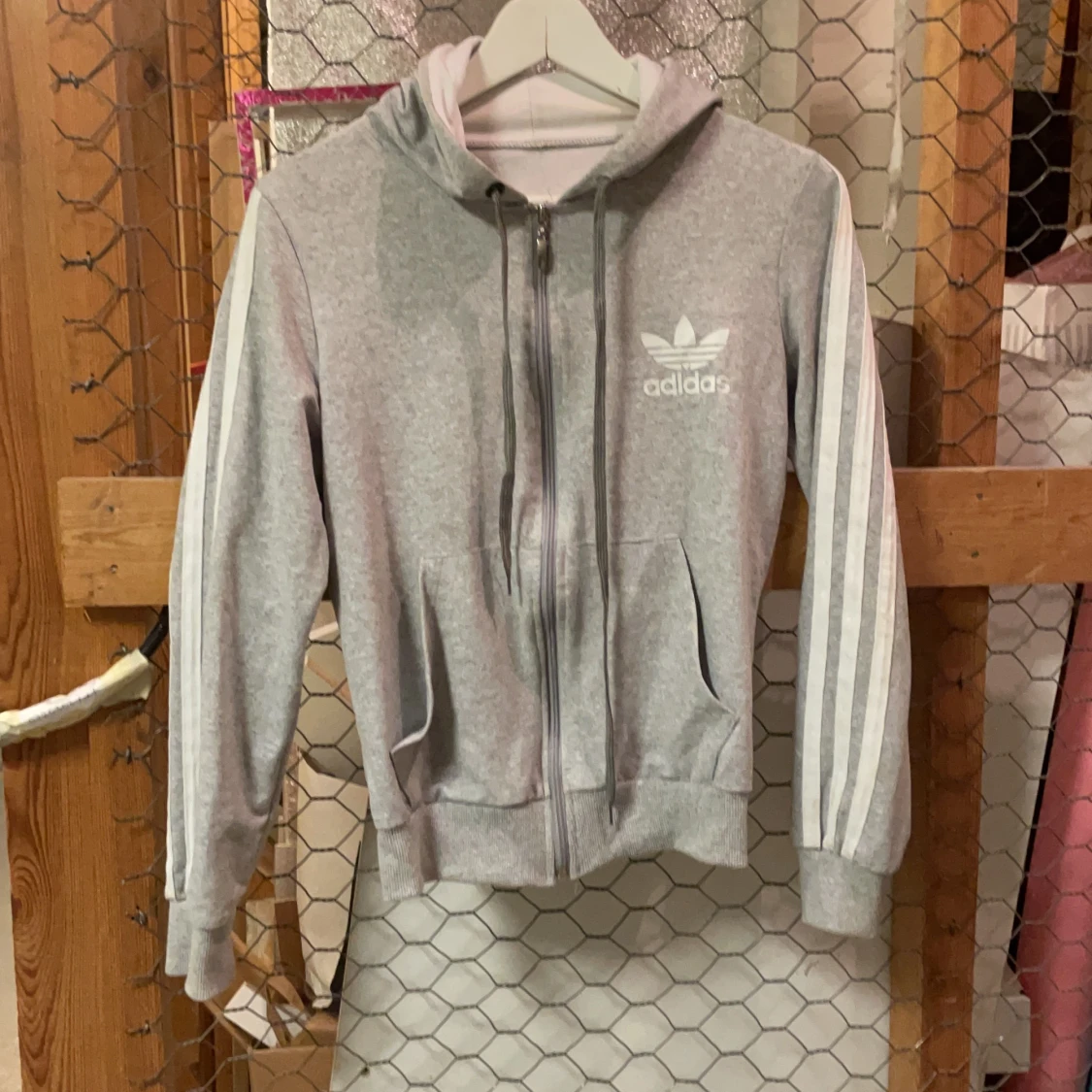 Grå adidas hoodie 
