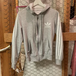 Grå adidas hoodie  - Använd 1 gång 