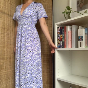 Klänning  - Jätteskön(!!) klänning från boohoo! Säljer då jag har massa liknande klänningar och denna inte kommer till användning. Perfekt skick. Skulle säga att den passar en S.