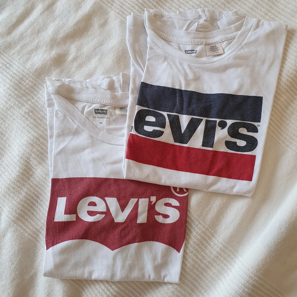 Två t-shirts från Levi's i strl xs på båda två. Säljes för 50 kr styck . T-shirts.